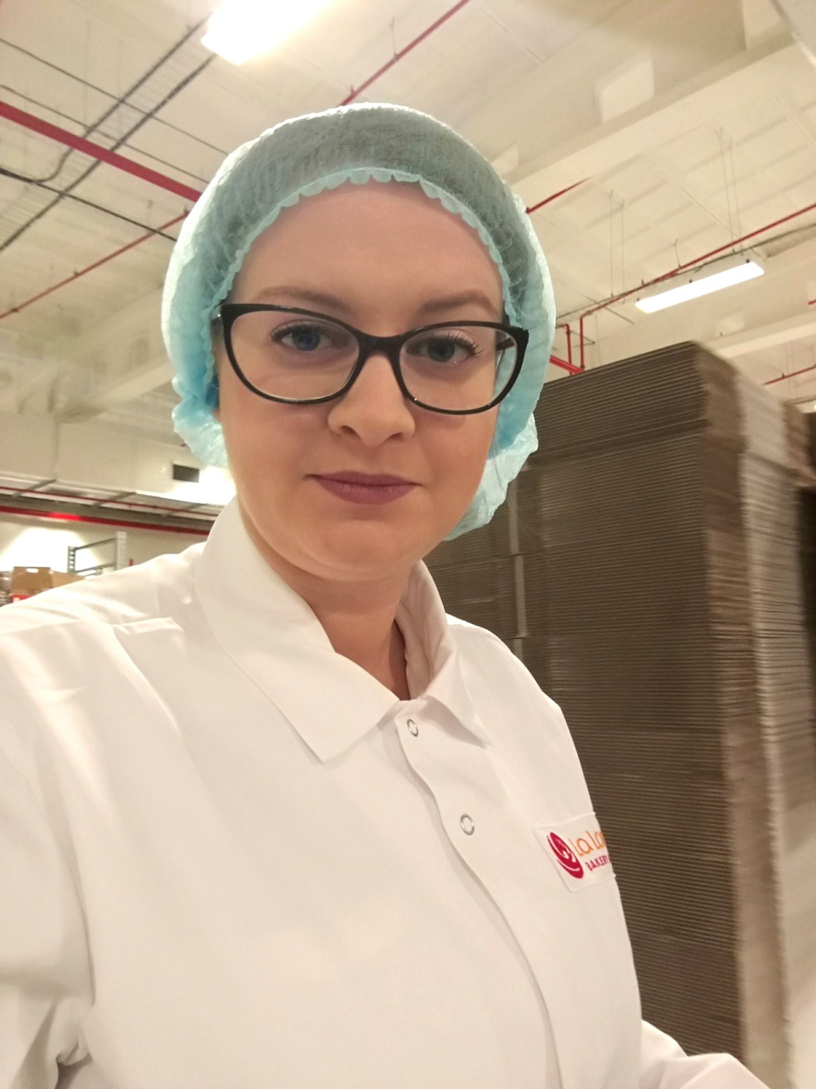 Kateřina Géringová v hygienickém oděvu při návštěvě výroby La Lorraine Bakery Group
