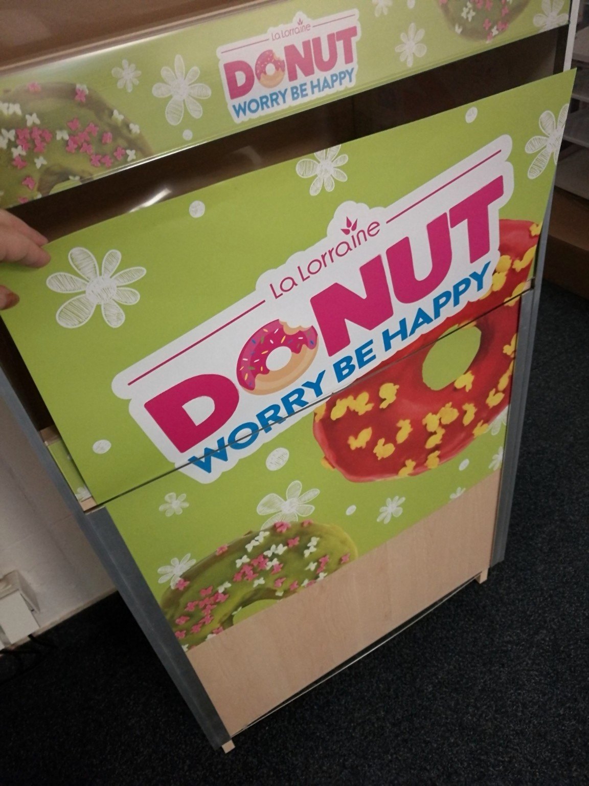 Prodejní stojany La Lorraine s kampaní Donut Worry Be Happy