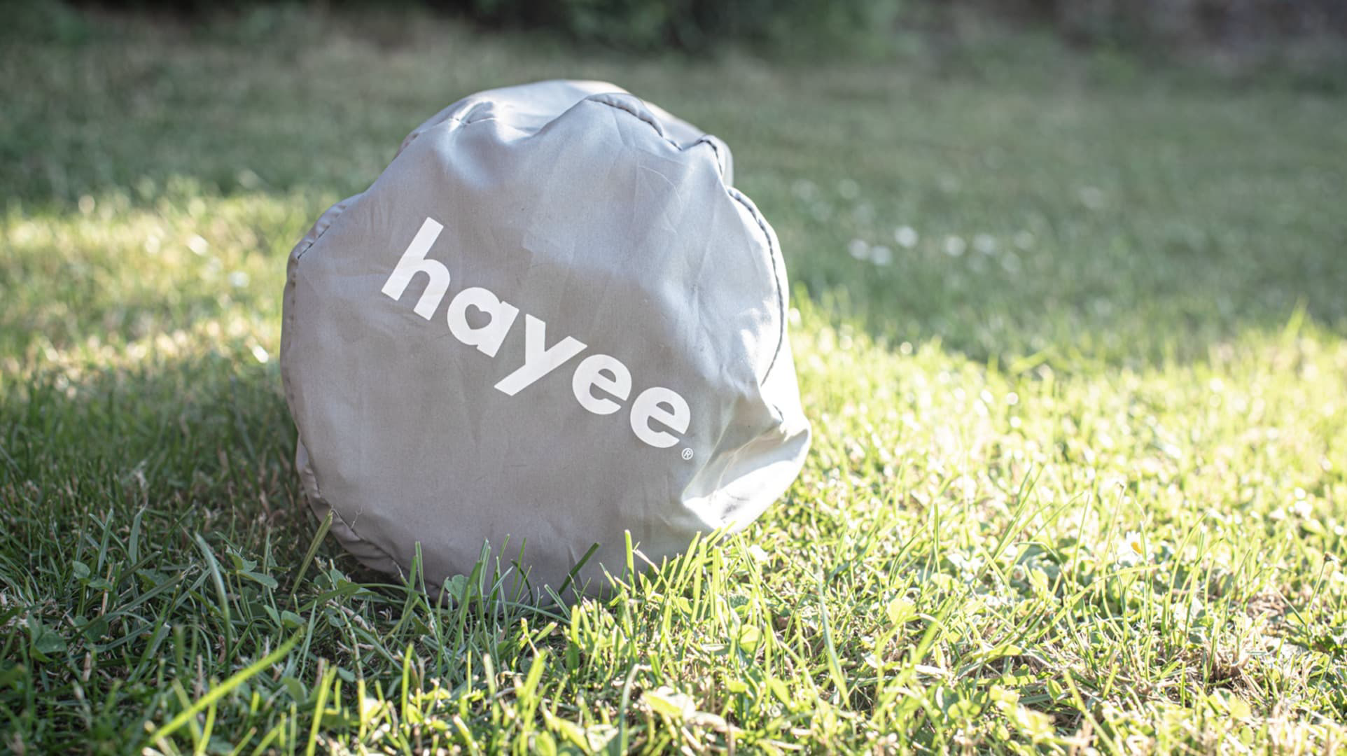 Produktová fotografie cestovní matrace Hayee v obalu na trávě